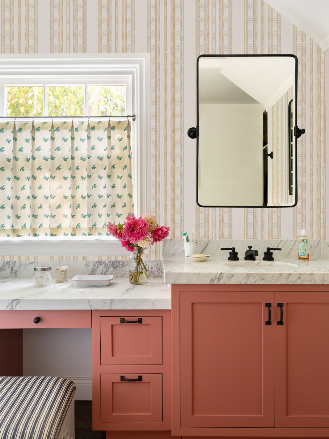 Doodle stripe wallpaper in gold and beige with vertical lines on wall panel